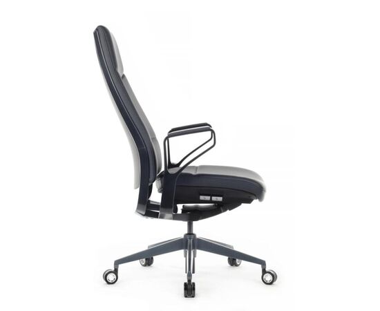 Кресло Zen 66x66x115/121 01E Синий/Металл Черный, Основной цвет: Синий/Металл Черный, Ширина: 66, Минимальная высота: 115, Высота: 121, Максимальная нагрузка: 120, Глубина: 66, Максимальная ширина: 66, Максимальная глубина: 66, Максимальная высота: 121, Вес: 28,6, Материал сиденья: премиальная натуральная кожа, Механизм: синхромеханизм со слайдером, Подголовник: металл, с накладками из премиальной натуральной кожи в цвет кресла, Цвет сиденья: Синий, Цвет спинки: Синий, Материал спинки: премиальная натуральная кожа, Гарантия: 3 года, Страна производитель: Китай, Бренд: РИВА ООО, Артикул для сайта: 01E, изображение 3post-test