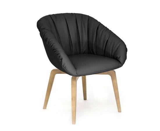 АЛМА Д МЯГК/ALMA W SOFT Кресло посетителя на деревянной опоре 63x63xh84 ALMA SOFT L3 oak Dakota black Черный/кожа, Основной цвет: Черный/кожа, Ширина: 63, Высота: 84, Глубина: 63, Максимальная ширина: 63, Максимальная глубина: 63, Максимальная высота: 84, Вес: 12, Объем: 0,56, Бренд: ЦЕНТРЭКСИМ ООО, Артикул для сайта: ALMA SOFT L3 oak Dakota black, изображение 2post-test