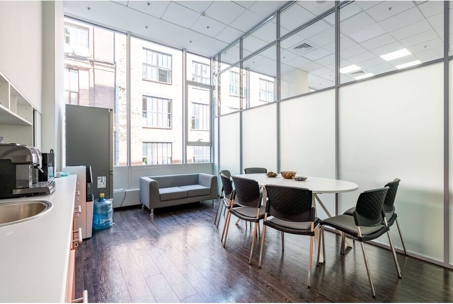 Создание современного и комфортного офисного пространства компании INVESTING.COM